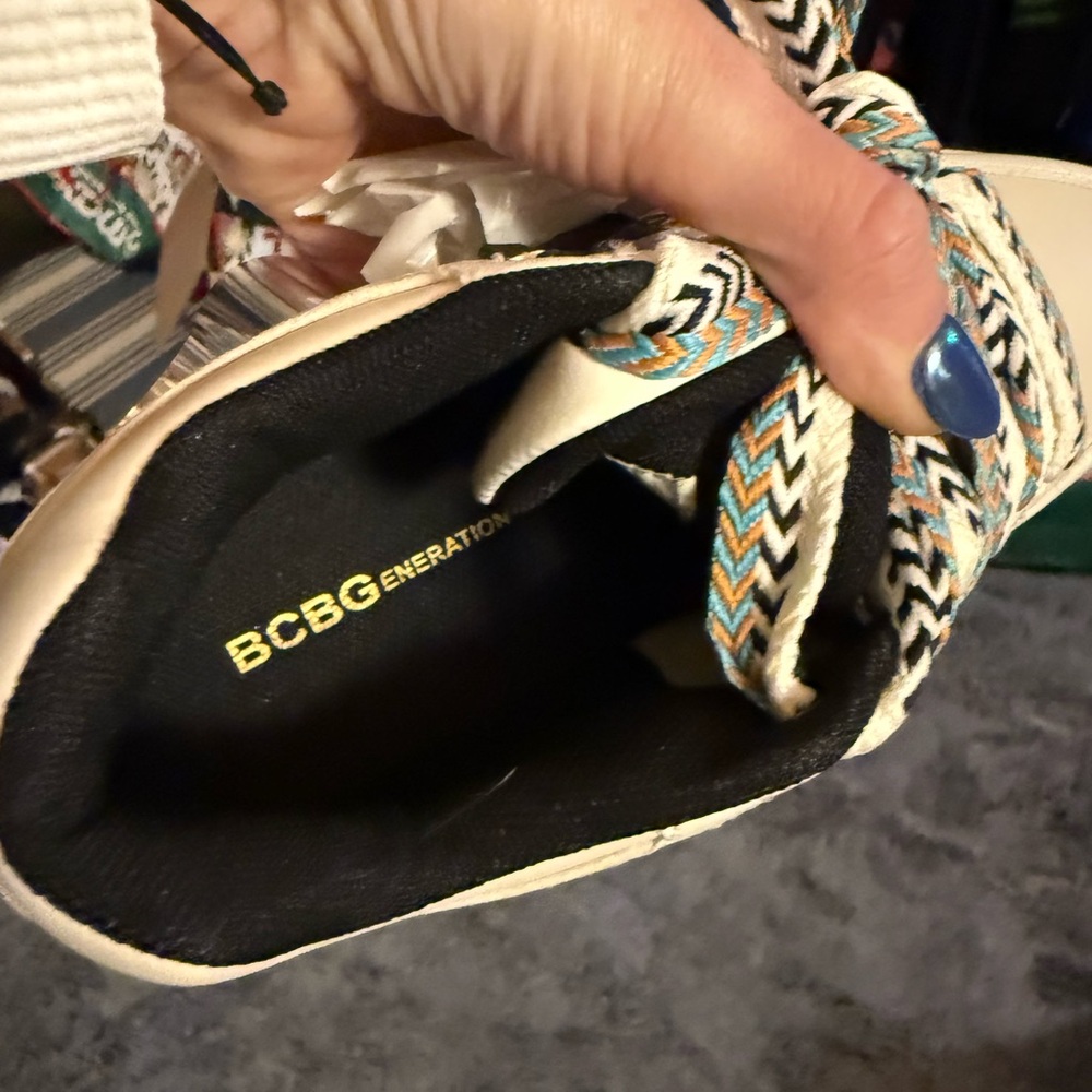 NEW BCBG Cream and Black Women's Sneakers 7 Brand new no box! - Picture 5 of 6